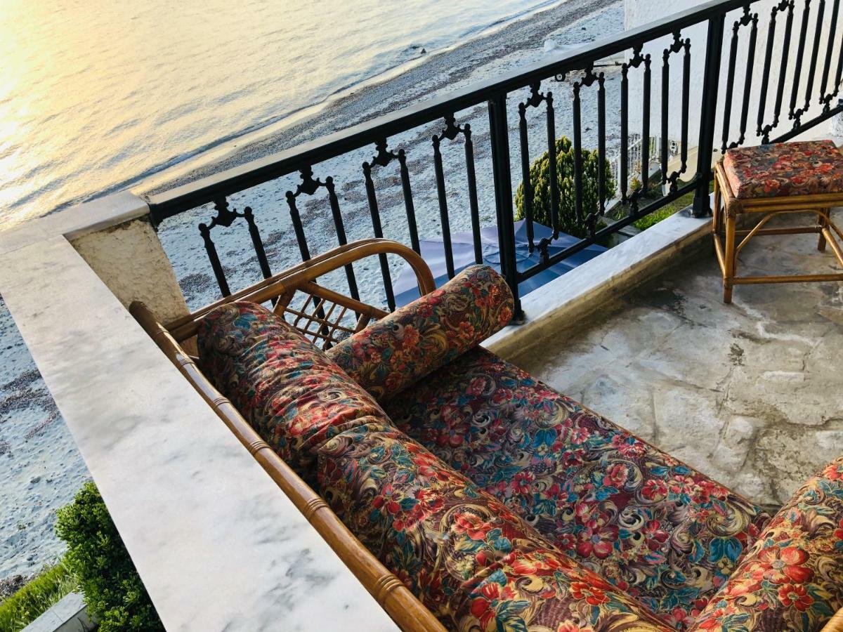 Seafront Maisonette in Fourka Exterior foto